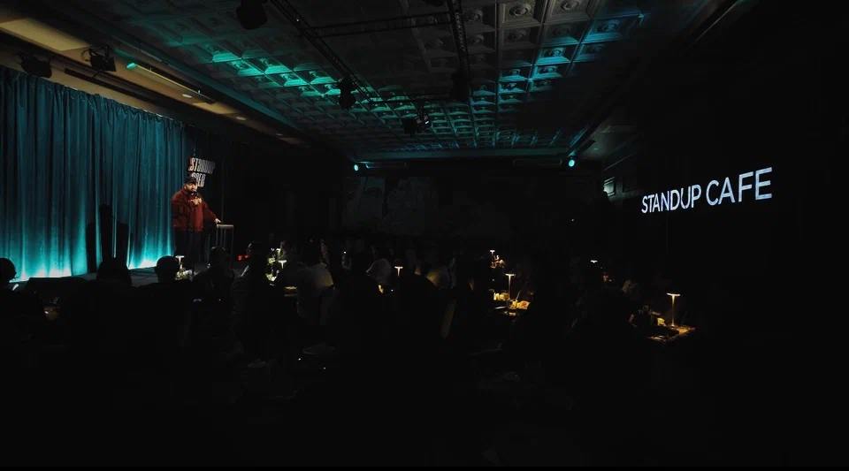 Сцена и зрители Standup Cafe